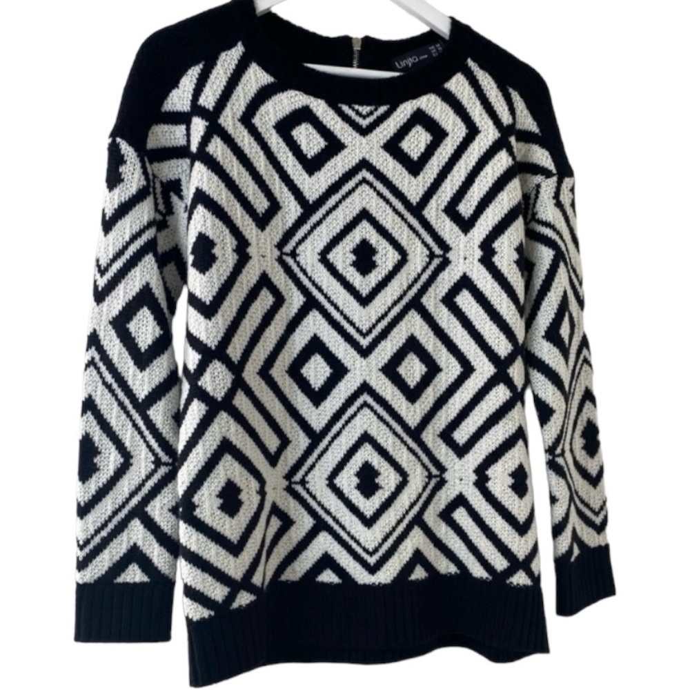 Linnie shop Black/White Sweater. Sz M.